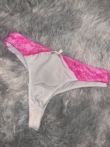 Fehér bugyi pink csipkével